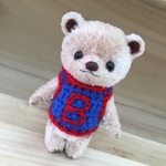 ハンドメイド　イニシャルベストを着たチビクマテディベア風ぬいぐるみ🧸ストラップ&バッグチャーム加工可能