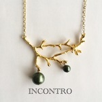 小枝と果実のロングネックレス（ダークグリーン）