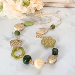 [再販]グリーンとアンティークホワイトのロングネックレス