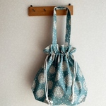 小さなお花が可愛い巾着バッグ。送料無料。使いやすいサイズ。