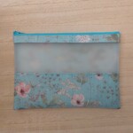 〈リバティ〉ラミネート・窓付きフラットポーチ（20cmファスナー）