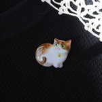 猫の七宝焼きブローチ「何かいる？」