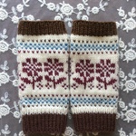 【メリノウール】北欧風・編み込み模様のハンドウォーマー（茶系×オフ白）