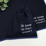 『幸運を祈るよ』応援メッセージ入り 40×60ランチョンマット＆巾着袋 英字柄 刺繍 給食セット 濃ネイビー無地  小学校高学年 中学生 女の子 男の子 縁どり ナフキン テーブルクロス シンプル