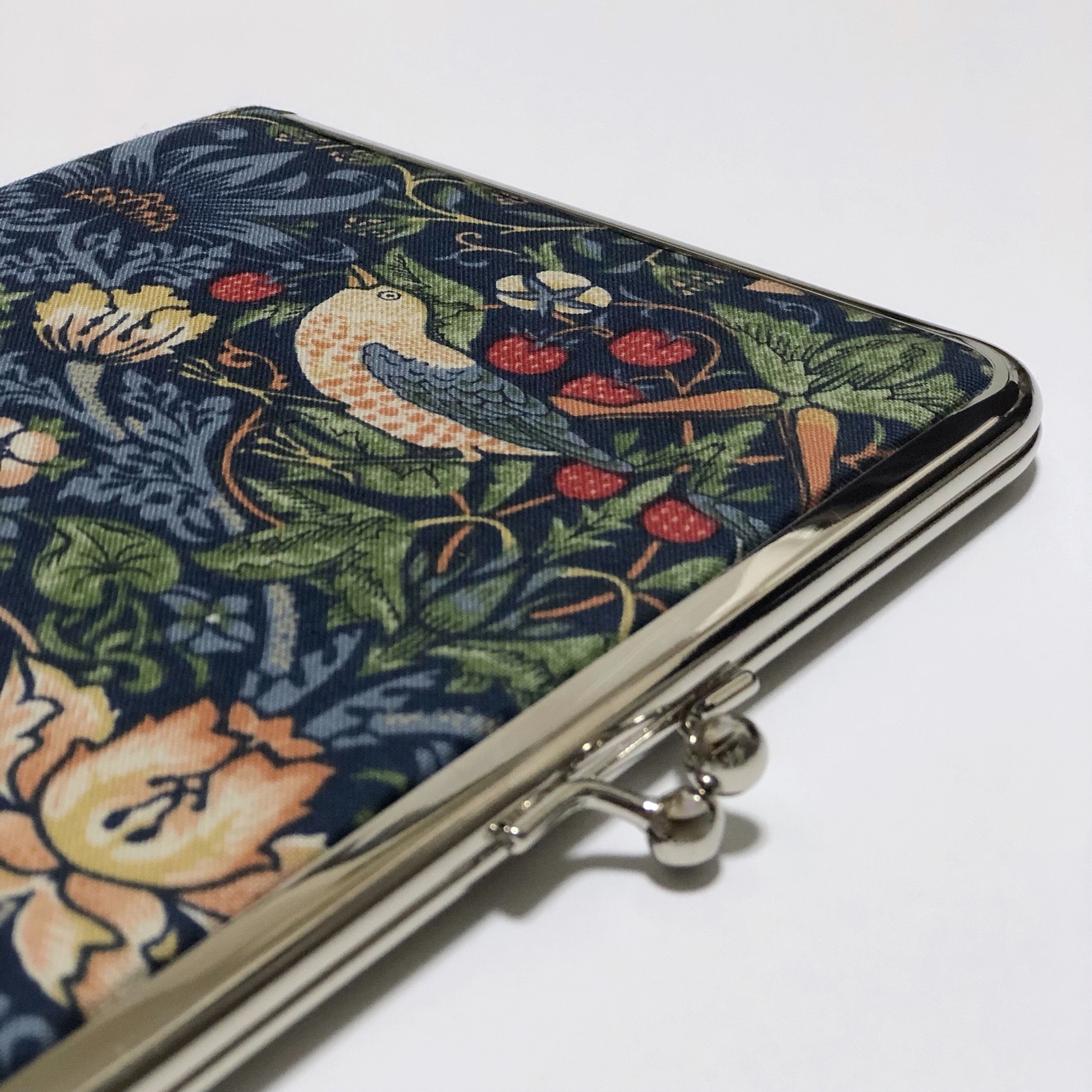 お薬手帳ケース＜カルトナージュ＞ウィリアムモリス いちご泥棒