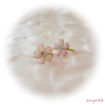 ほんのり色づいたちっちゃな桜のイヤリング