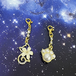 人気❤︎【送料無料】〈2個セット〉♡ フラワーキャットと肉球のキラキラ☆チャーム♡マスクチャーム