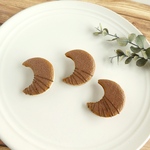 三日月ラングドシャ（ココアクッキー&ホワイトチョコ）のブローチ