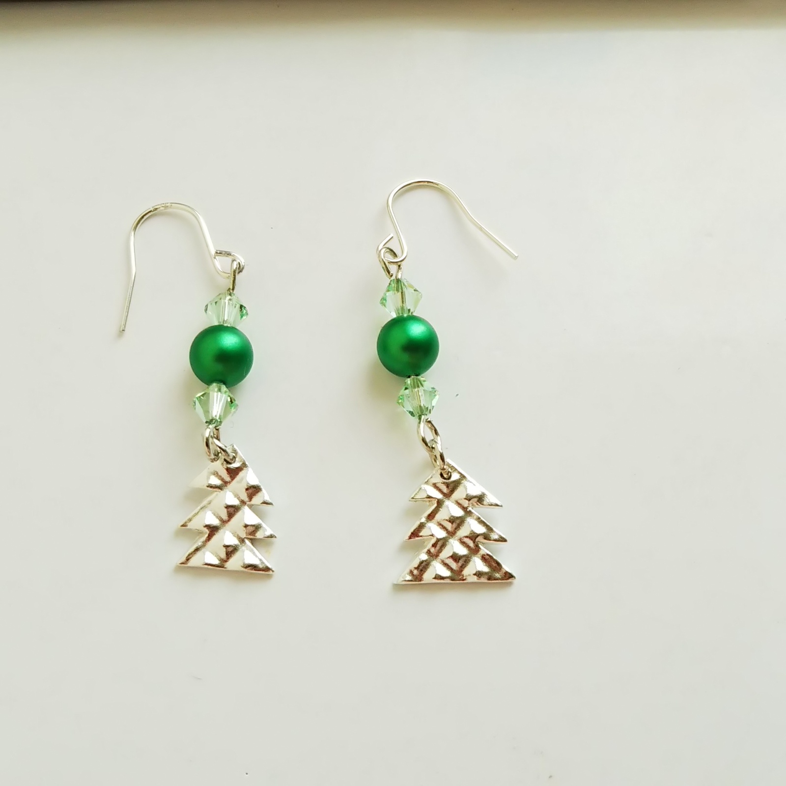 ハンドメイド クリスマスツリーイヤリング 楽天市場】デザインピアス クリスマスツリーのピアス 16×40mm（1