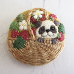 【パンダといちごのバスケット】刺繍ブローチ 38mm