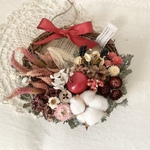 シルバーリーフのクリスマスリース（英字新聞を添えて）