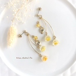 - flower in flower -かすみ草と鈴蘭のゆらゆらピアス/イヤリング -イエロー-      レジン フラワー ボタニカル デート お呼ばれ ゆれるピアス