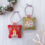 【クリスマス刺繡オーナメント　教会＆ツリー２個セット】クリスマスプレゼントや大切な方への贈り物に。オイルパステルで描いた手作りのカード付き。クリスマスを優しく彩る刺繍インテリア。