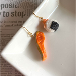 焼き鮭とおにぎりのピアス/イヤリング  食品サンプル ミニチュア 冬ピアス 冬イヤリング 秋ピアス 秋イヤリング