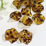 【10個】アクリルチャーム 花びら 1穴  レオパート柄