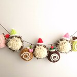 【受注製作】ハリネズミさんとロールケーキのクリスマスガーランド