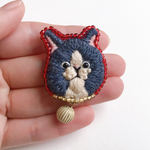 黒ハチワレの猫ちゃんブローチ　赤×ゴールド