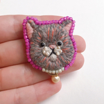 グレーの猫ちゃんブローチ　ピンク×白