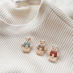 [受注] マフラーを巻いたテディベアのミニ刺繍ピンバッジ