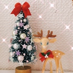 ミニチュアクリスマスツリー　赤いリボンのクリスマスツリーと赤いリボンのトナカイ