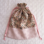 リバティ　巾着袋　チャイブ　スモーキーピンク🌸くまのヌーヌー刺繍ワッペンつき🧸