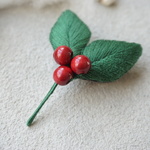 ヒイラギの刺繍ブローチ