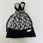 持ち手付き　30×28cm 巾着袋（ペンギン・ブラック）