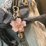 Alice Garden 金の猫ちゃんとペールピンクの薔薇　k16GP