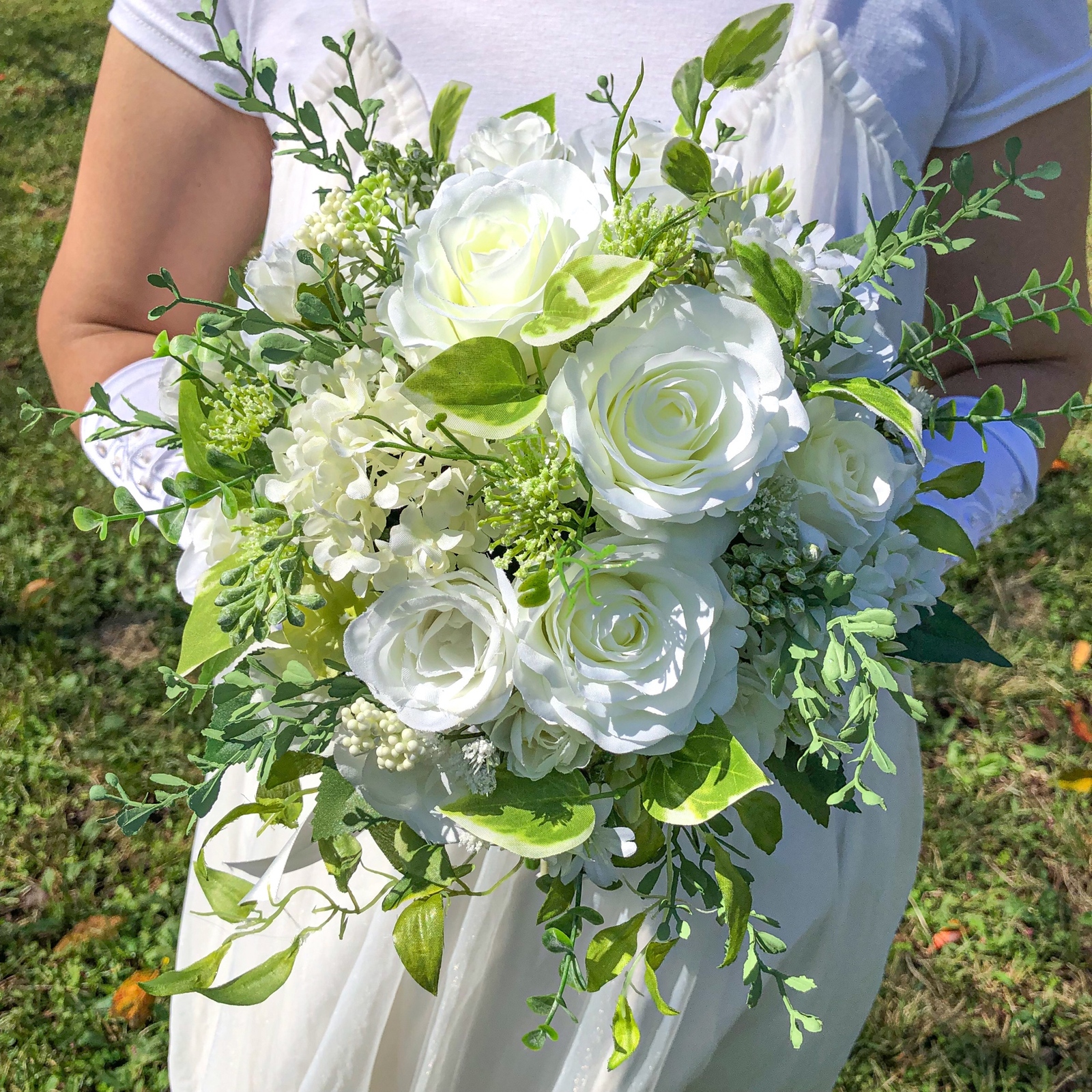白バラ グリーン クラッチブーケ〈ブートニア付き〉 - ERIKA-123'S