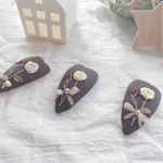 ホワイトローズ　ローズヒップ　スワッグ　リボン刺繍　パッチンピン✿