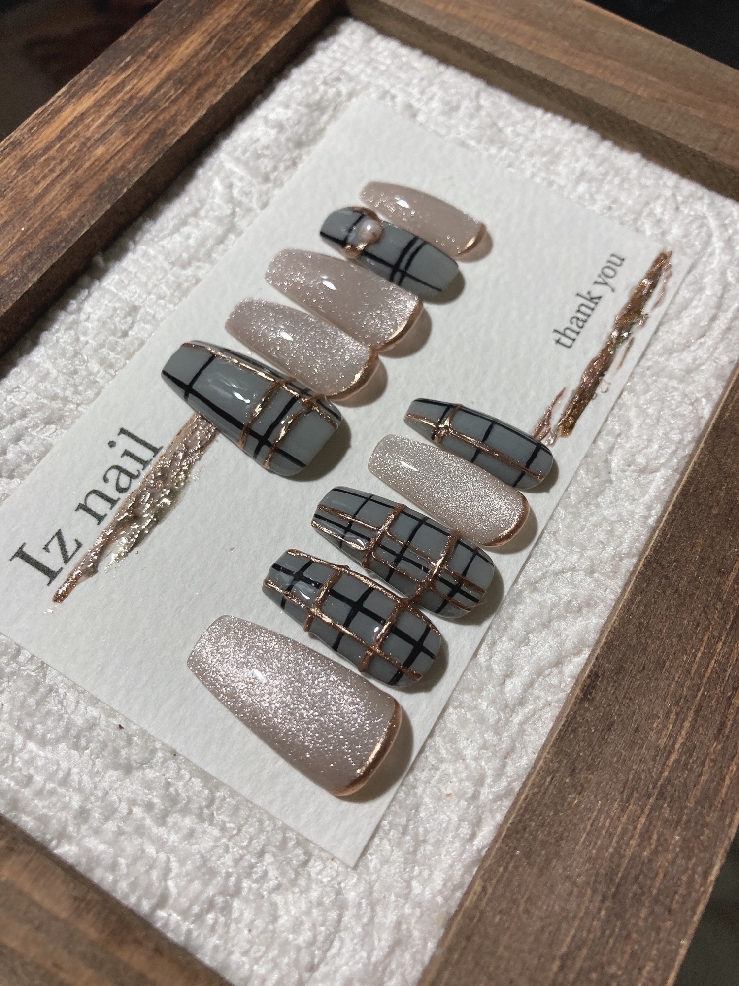 ネイルチップ】グレーチェックとホワイトマグネットネイル - Iz nail