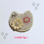 《送料込》ビーズ刺繍によるお花模様の白猫ブローチ