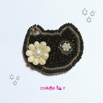 《送料込》ビーズ刺繍によるお花模様の黒猫ブローチ