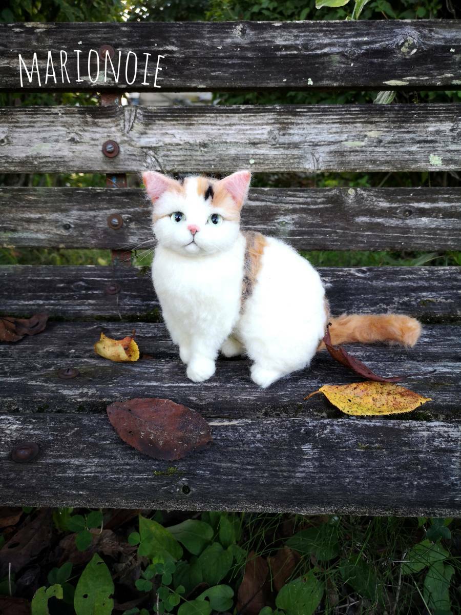羊毛フェルト 猫 三毛猫～お座りポーズ ショートヘヤ