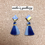 ネイビーandグレーのバイカラータッセルピアス
