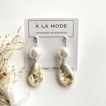 ホワイトしずくイヤリング　シェルイヤリング　ホワイトピアス　大ぶりイヤリング　シルバーイヤリング　セール品　レジンピアス