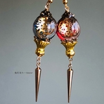 夜と黄昏を喚ぶ歯車時計と三日月のランタン　オルゴナイトピアス　イヤリング