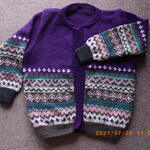 横縞模様に編み込みを入れた紫のカーディガン