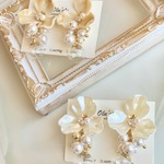 人気♡アクリルフラワーとパールのガラスドームピアス♡パール調