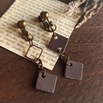 本革グレージュ×スクエアフープのイヤリング/ピアス