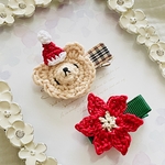 ✿サンタくま&ポインセチアのベビーヘアクリップ　ヘアピン　立体　出産祝い　新生児　赤ちゃん　ゆるくま　クリスマス　ヘアゴム変更可