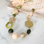 グリーンとアンティークホワイトのネックレス