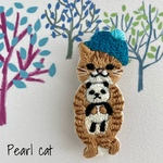【再販】パンダを抱える猫の刺繍ブローチ