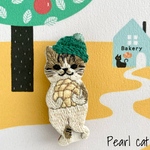 【再販】メロンパンを抱える猫の刺繍ブローチ