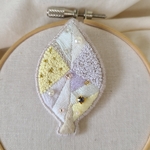手刺繍 葉っぱブローチ ～生琉～