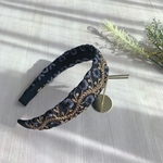 インド刺繍　カチューシャ　ブラック　ブルーフラワー　ゴールドヤーン　くすみブルー