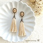 小さなカメオとタッセルの耳飾り❇ピアスorイヤリング【金属アレルギー対応】〔ビーズ刺繍 アンティーク ヴィンテージ レトロ ベージュ 大振り 大人可愛い ブロンズ アクセサリー〕 