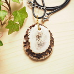 ★希少-オーバルな鹿角ネックレス01（シカの角のアクセサリー）3.8cm×2.8cm