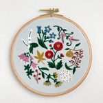刺繍　ファブリックパネル　秋〜冬色に染まる野花ー　植物　(ライトグレー×赤)(M)