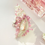 【特集掲載】コンクシェル桜色巻貝のオートクチュール刺繍ブローチ　